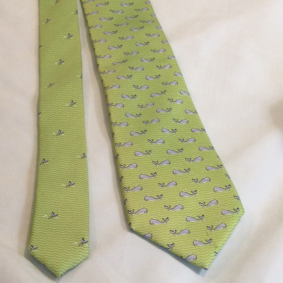 Tommy Hilfiger silk necktie. Light lime green with blue whales. Fun! - Picture 5 of 5